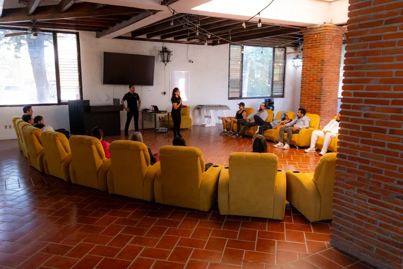 Sala de terapia grupal y talleres en el Centro Psiquiátrico Intermental