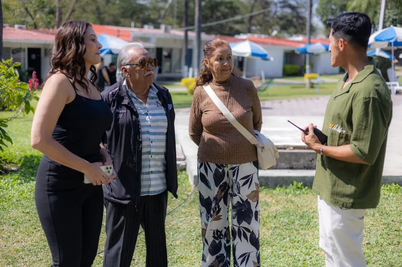 Equipo de Intermental acompañando a familia en los jardines del centro
