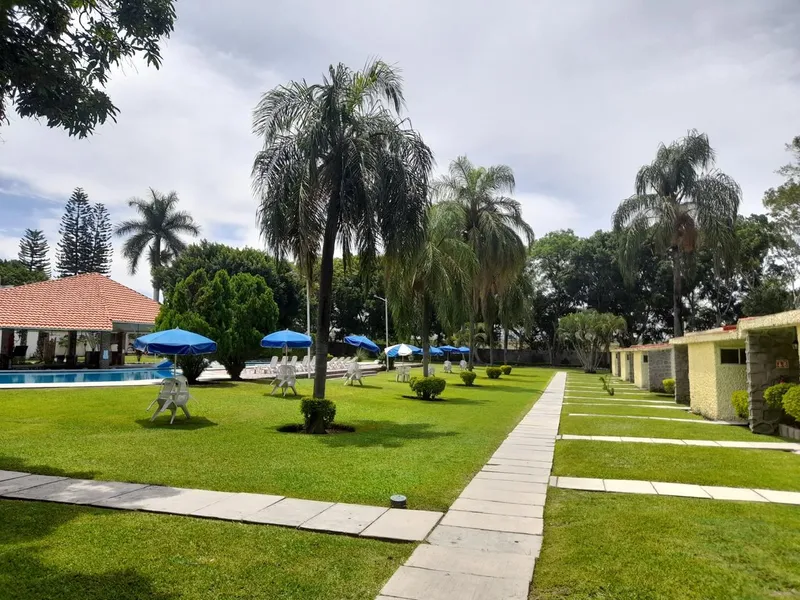 Jardines, alberca y áreas exteriores del Centro Psiquiátrico Intermental