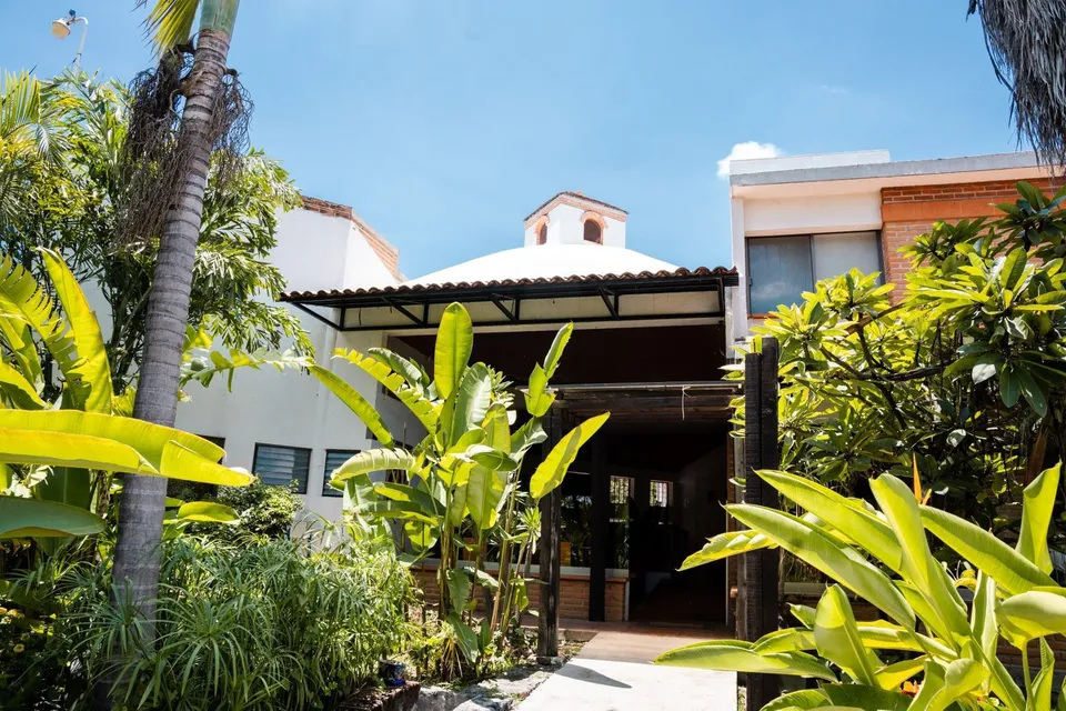 Fachada y jardines del Centro Psiquiátrico Intermental en Tetecalita, Morelos